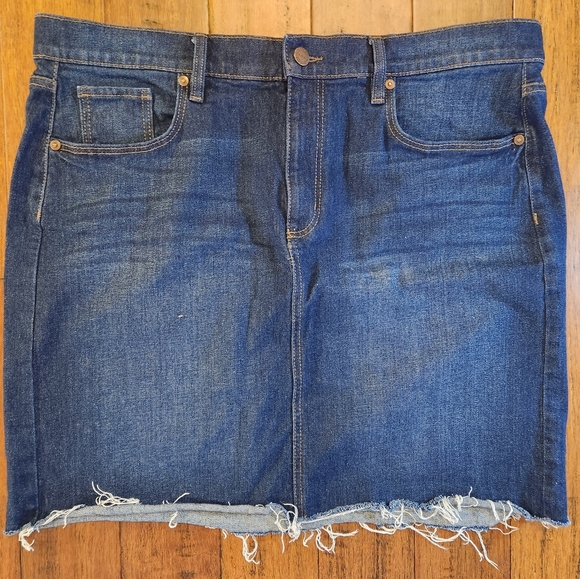 LOFT Dresses & Skirts - Loft Women's Size 14 Dark Wash Denim Skirt. Distressed edge.